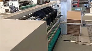 Máquina cortadora y ranuradora para separadores de cartón