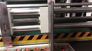 Ajuste de la placa guía derecha del alimentador de borde delantero
