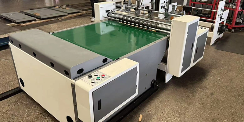 Máquina cortadora y ranuradora para separadores de cartón