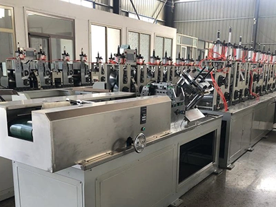 Máquina para fabricar cantoneras de cartón